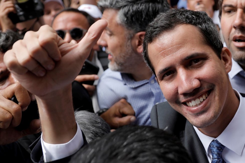 Opoziční lídr Juan Guaidó složil přísahu jako úřadující prezident.