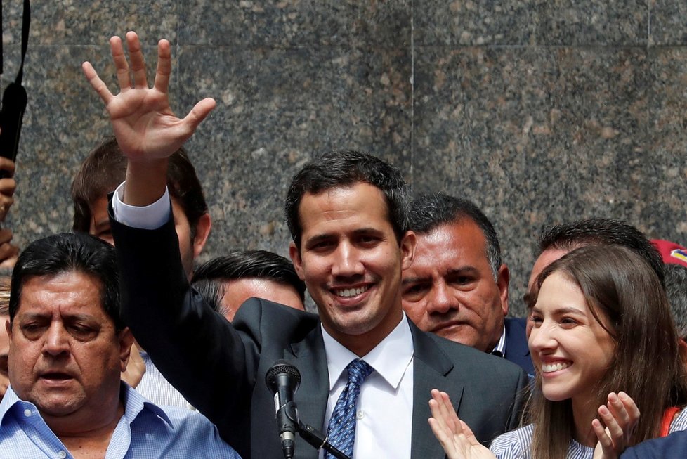 Opoziční lídr Juan Guaidó složil ve středu  přísahu jako úřadující prezident.