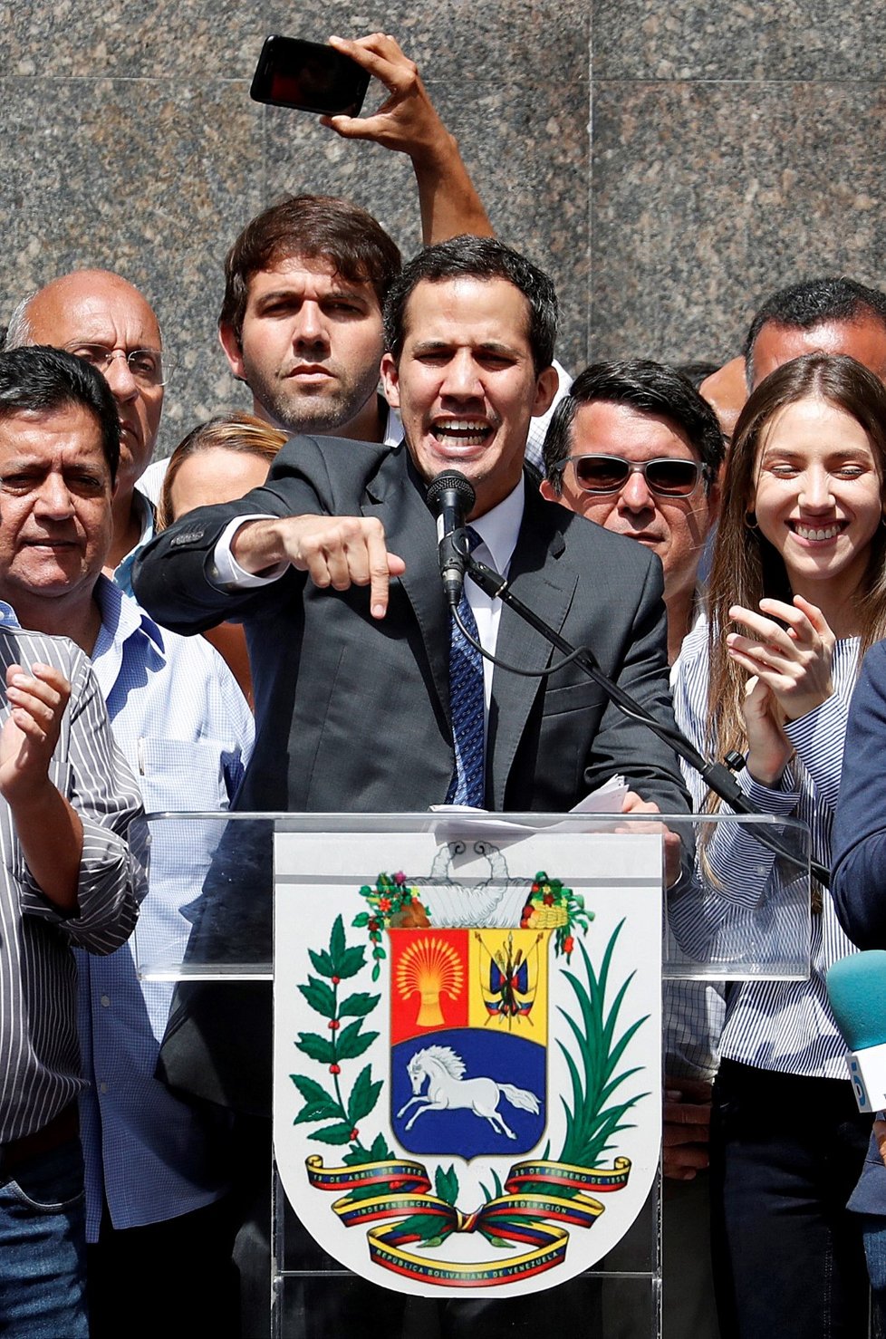 Opoziční lídr Juan Guaidó složil ve středu  přísahu jako úřadující prezident.