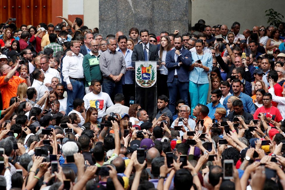 Opoziční lídr Juan Guaidó složil ve středu  přísahu jako úřadující prezident.