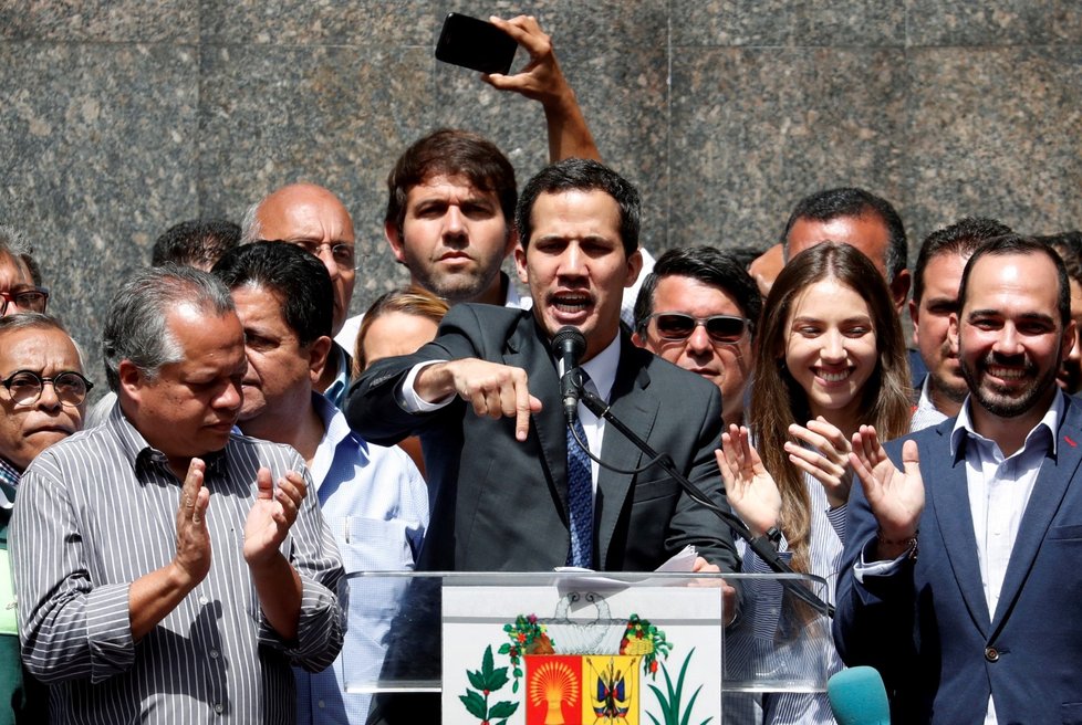 Opoziční lídr Juan Guaidó složil přísahu jako úřadující prezident Venezuely