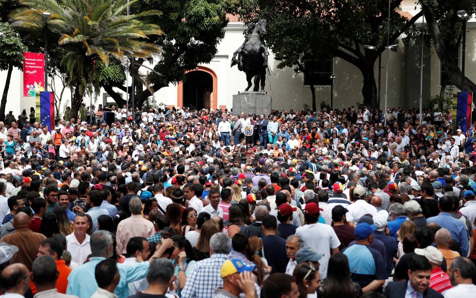 Opoziční lídr Juan Guaidó složil přísahu jako úřadující prezident Venezuely