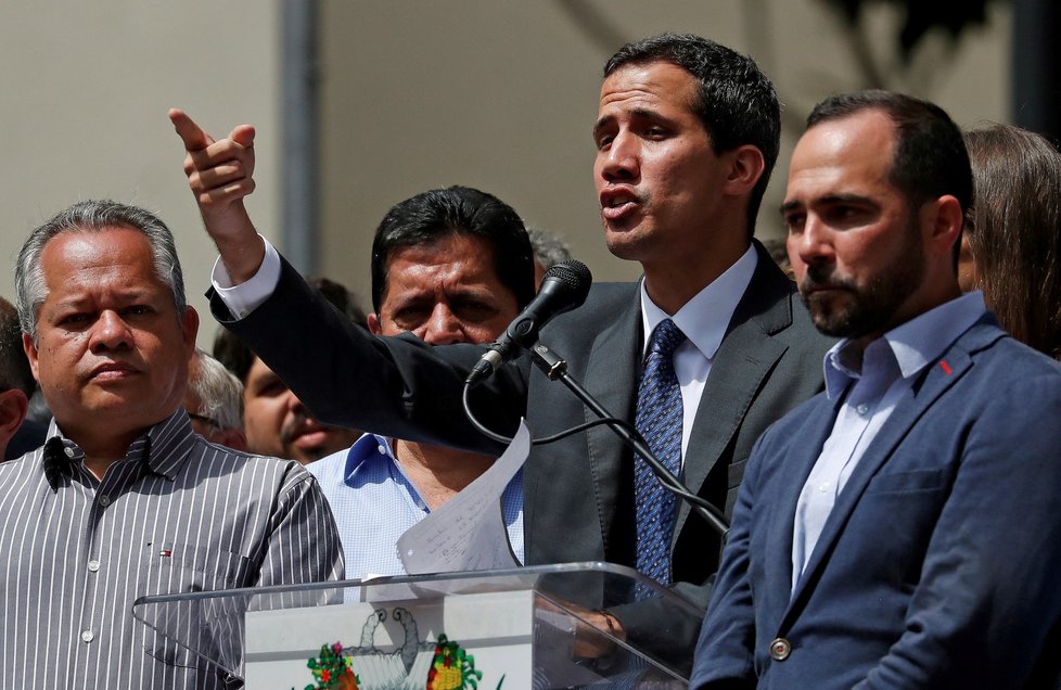 Opoziční lídr Juan Guaidó složil přísahu jako úřadující prezident Venezuely