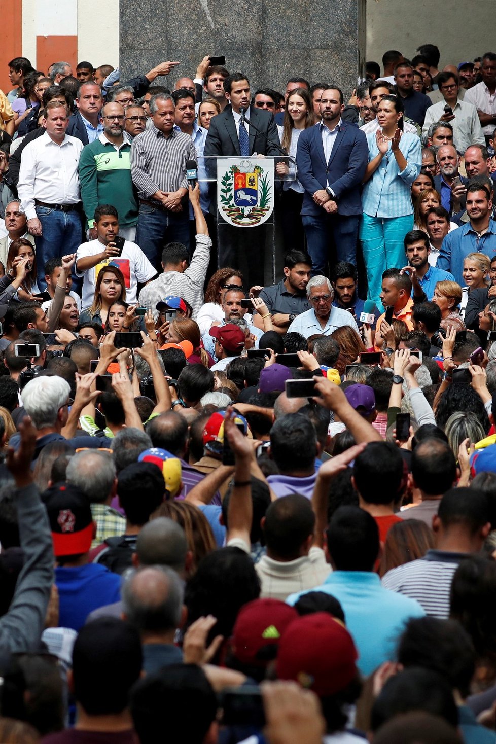 Opoziční lídr Juan Guaidó složil přísahu jako úřadující prezident Venezuely