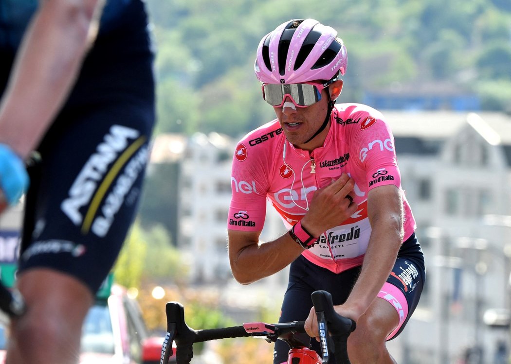 Juan Pedro López projíždí v růžovém dresu lídra cílem sedmé etapy Gira d&#39;Italia