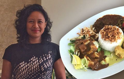 Juanita (47) vede indonéskou restauraci: Pražany láká na rodinné recepty, sama miluje španělské ptáčky