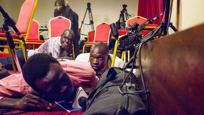 Juba, Jižní Súdán. Novináři leží v press roomu v prezidentském paláci po střelbě na budovu.