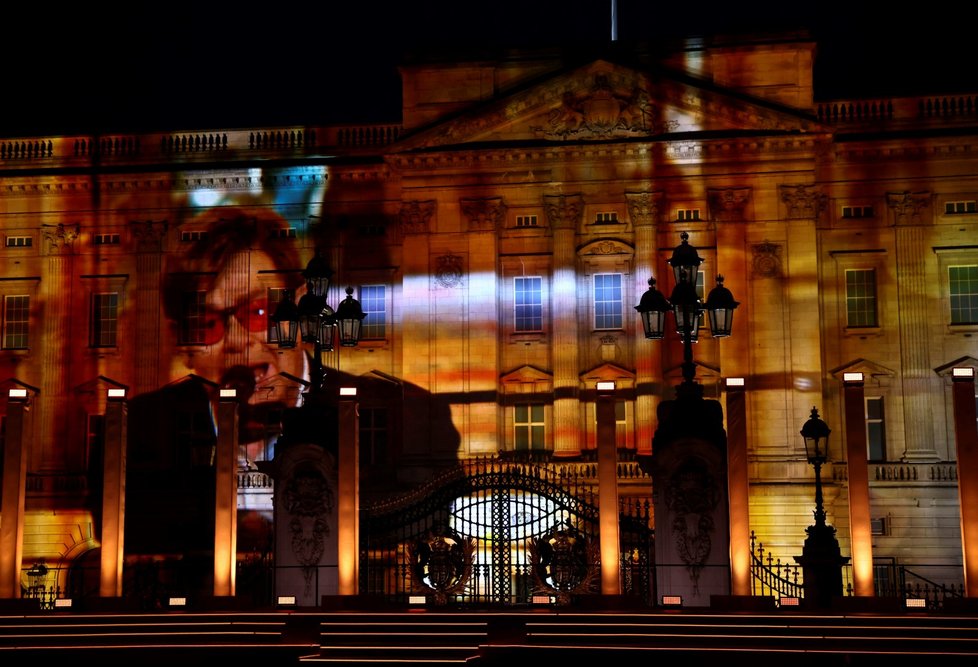 Elton John natočil vystoupení přímo v Buckinghamském paláci.