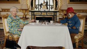 Medvídek Paddington pláče: Dojemný vzkaz královně, s níž natočil rozkošné video