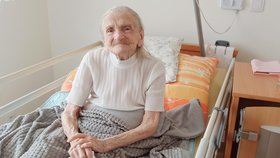 Oslavenkyně Aloisie Goluchová (102) z Karviné.