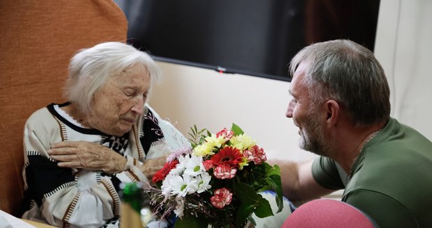 Hildegarda Zebišová z Krnova oslavila 106. narozeniny a pochutnala si na chlebíčku, oplatce i šampaňském.