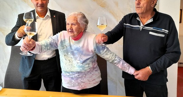 Marie Jakůbková z Nového Jičína oslavila 104 let v plné síle. Na fotografii se synem Josefem (vpravo) a starostou města Stanislavem Kopeckým.