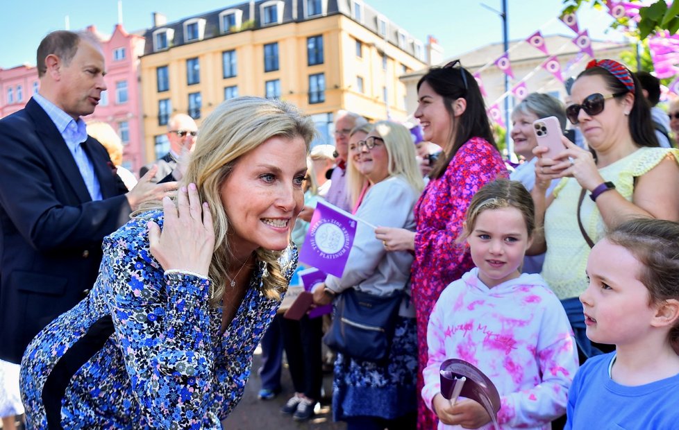 Třetí den oslav královnina jubilea: Hraběka Sophie a princ Edward na návštěvě v Belfastu