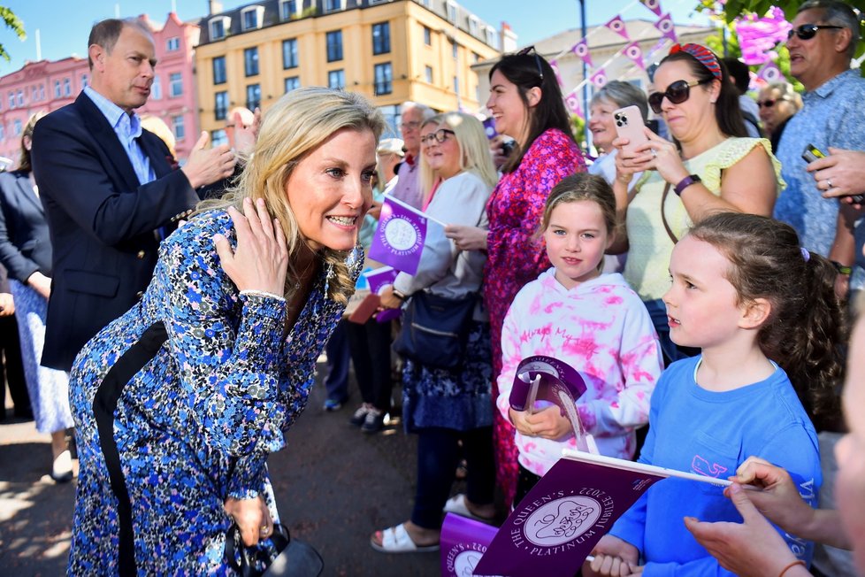 Třetí den oslav královnina jubilea: Hraběka Sophie a princ Edward na návštěvě v Belfastu