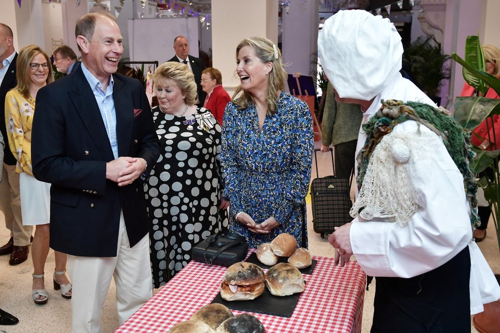 Třetí den oslav královnina jubilea: Hraběka Sophie a princ Edward na návštěvě v Belfastu