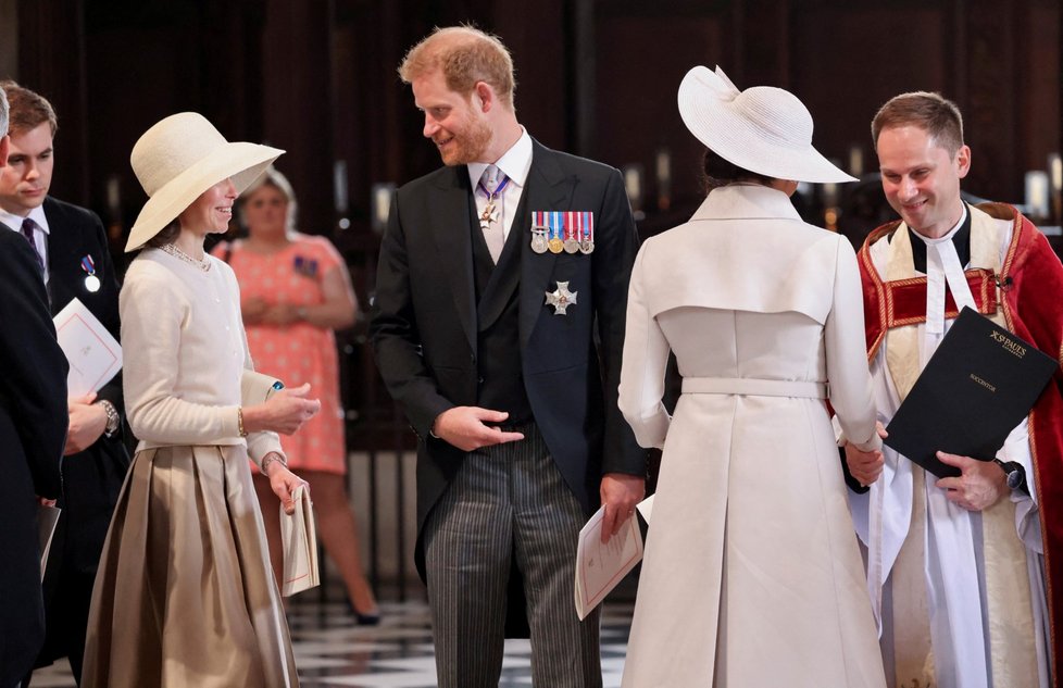 Princ Harry a královnina neteř Sarah Chatto na bohoslužbě díkůvzdání