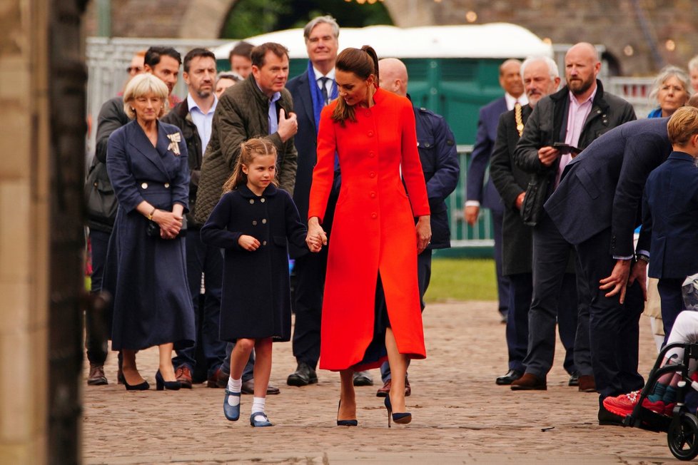 Třetí den oslav královnina jubilea: William a Kate s dětmi vyrazili do Cardiffu.