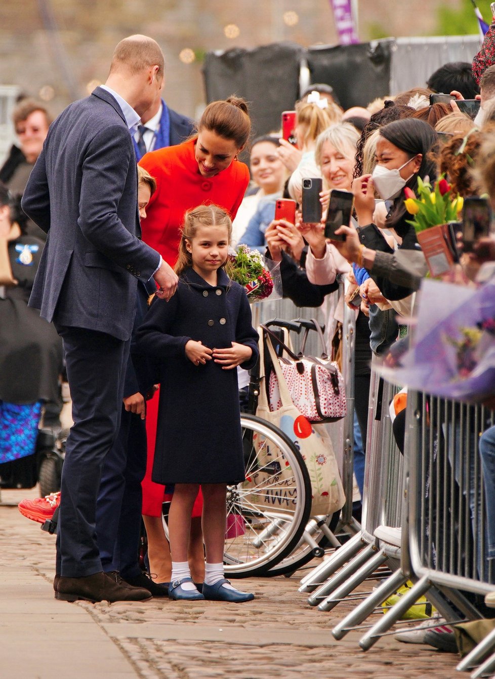 Třetí den oslav královnina jubilea: William a Kate s dětmi vyrazili do Cardiffu.