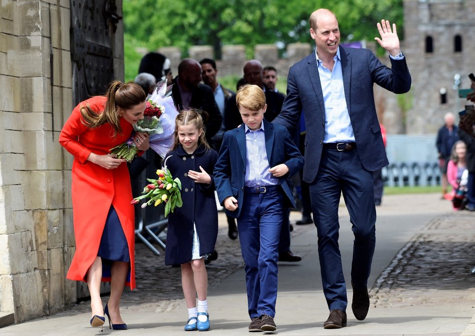 Třetí den oslav královnina jubilea: William a Kate s dětmi vyrazili do Cardiffu