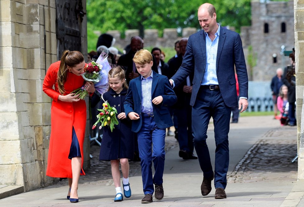 Třetí den oslav královnina jubilea: William a Kate s dětmi vyrazili do Cardiffu.