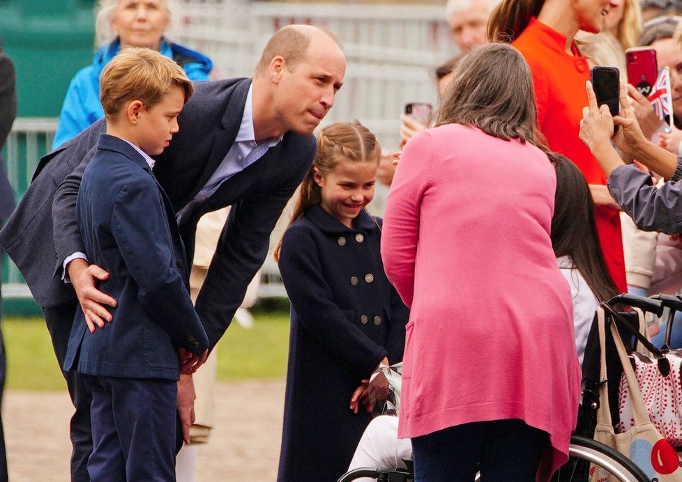 Třetí den oslav královnina jubilea: William a Kate s dětmi vyrazili do Cardiffu.