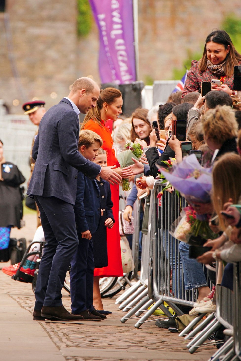 Třetí den oslav královnina jubilea: William a Kate s dětmi vyrazili do Cardiffu.