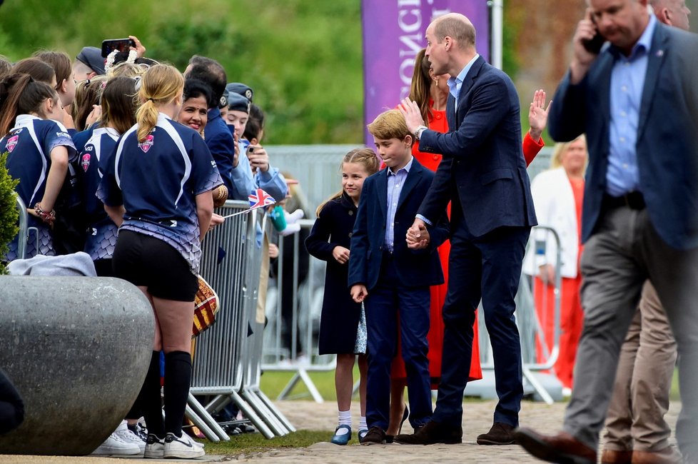 Třetí den oslav královnina jubilea: William a Kate s dětmi vyrazili do Cardiffu.