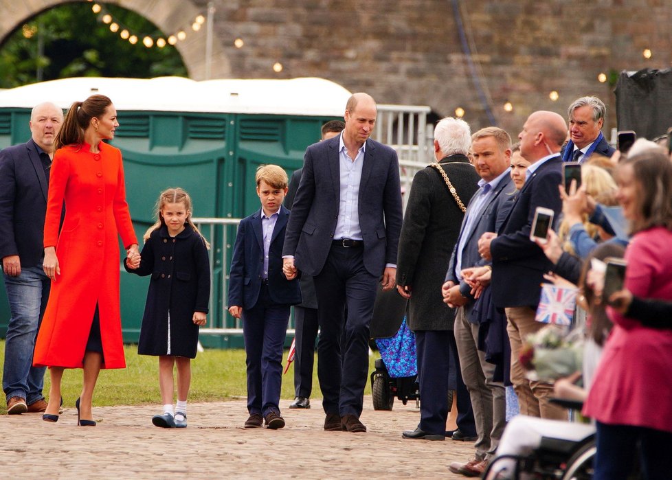 Třetí den oslav královnina jubilea: William a Kate s dětmi vyrazili do Cardiffu