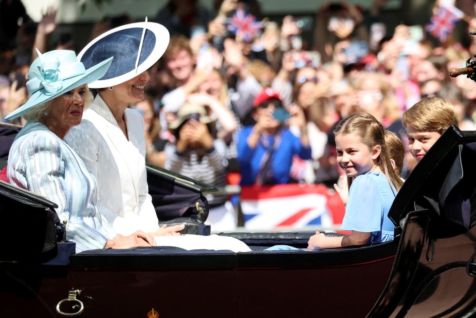 Vévodkyně Kate jede v kočáře se svými dětmi