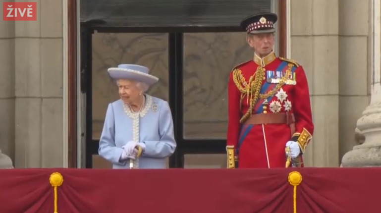Královna během Trooping the Colour
