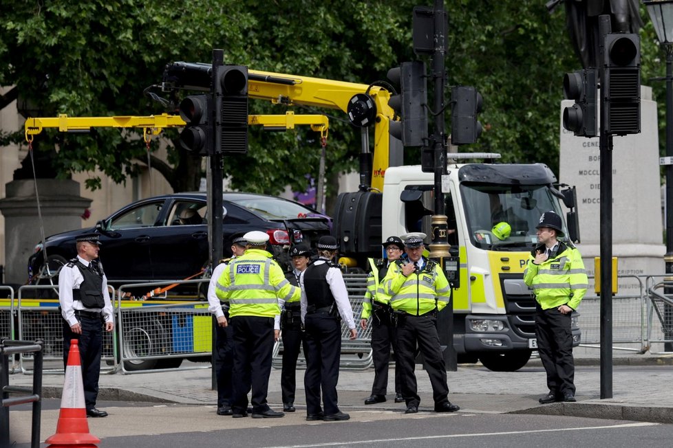 Policie odtahuje vozidlo během řešení incidentu na Trafalgarském náměstí.