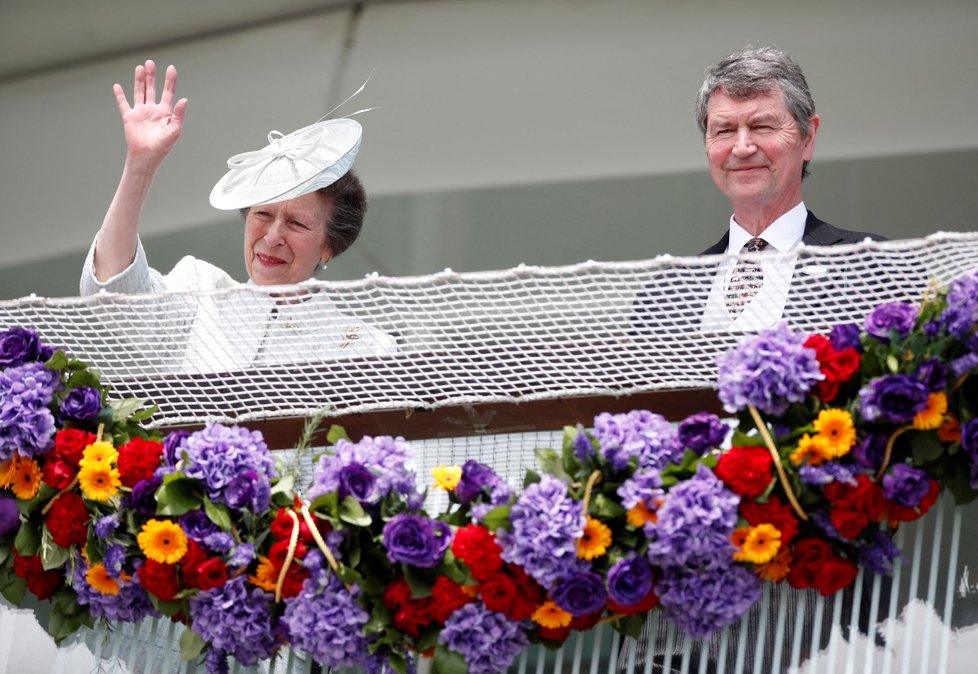 Třetí den oslav královnina jubilea: Princezna Anne s manželem na Epsom Derby