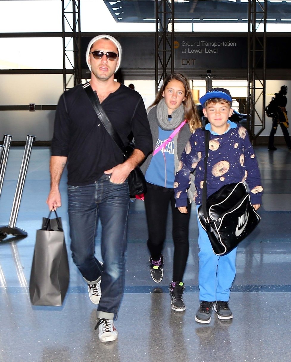 Herec Jude Law s dcerou Iris a synem Rudym