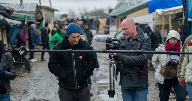 Jude Law natáčel video, kterým se snažil upozornit na těžkou situaci dětí bez domova, které v kempu žijí.