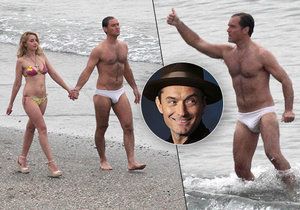 Herec Jude Law, jak jste ho ještě neviděli! Namakaná postava a bílé miniaturní plavky!