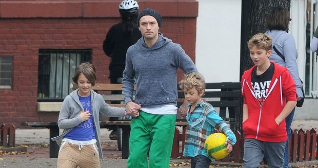 Herec Jude Law s dětmi Rafferty, Iris a Rudym vyrazili na hřiště, kde si zahráli fotbal.