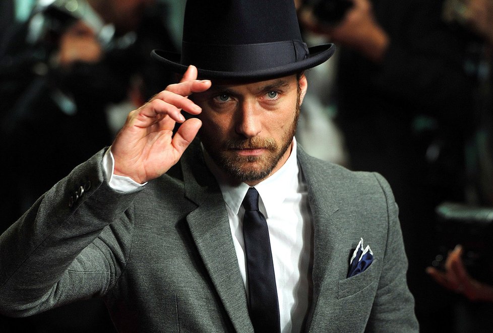 Jude Law nosil během natáčení klobouky, jeho pleš tak nebyla vidět.