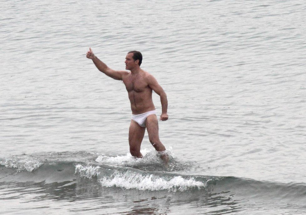 Herec Jude Law při natáčení nového seriálu překvapil namakanou postavou a titěrnými plavkami.