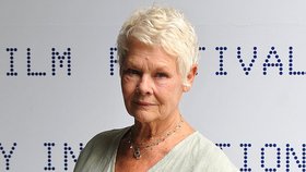 Paní M z bondovek Judi Dench přichází o zrak