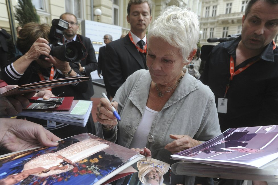 Judi Dench se podepsala desítkám fanoušků