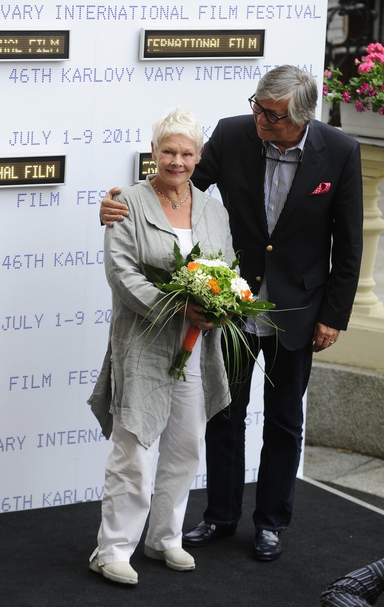 Judi Dench s přezidentem festivalu Jiřím Bartoškou