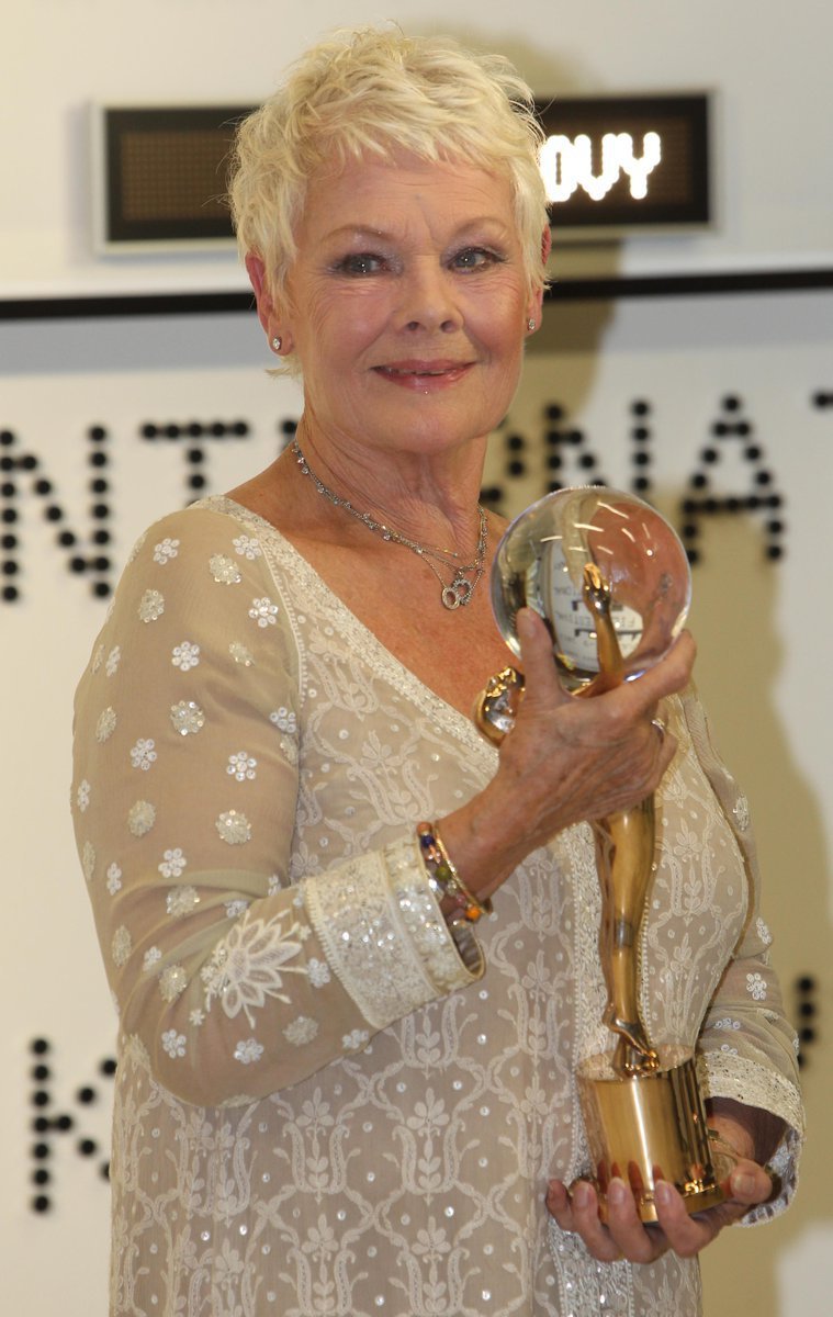 Judi Dench ve Varech převzala cenu (2011)