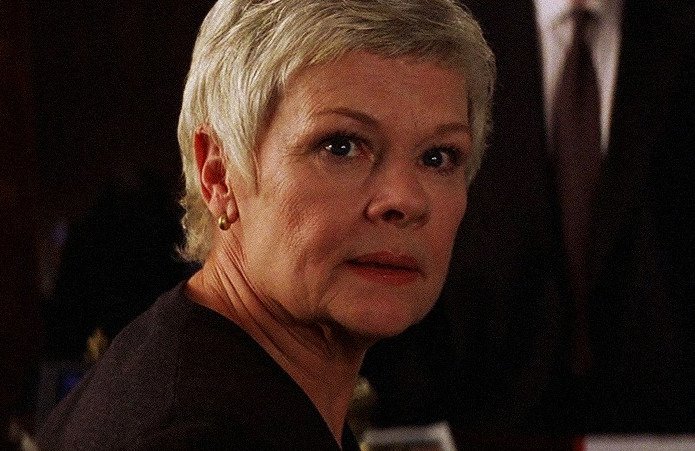 Judi Dench v bondovce Jeden svět nestačí