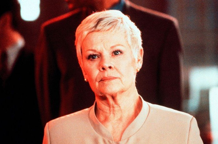 Judi Dench v bondovce Jeden svět nestačí