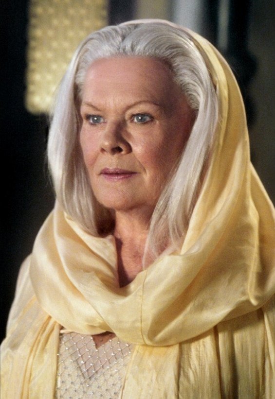 Judi Dench ve sci-fi Riddick: Kronika temna