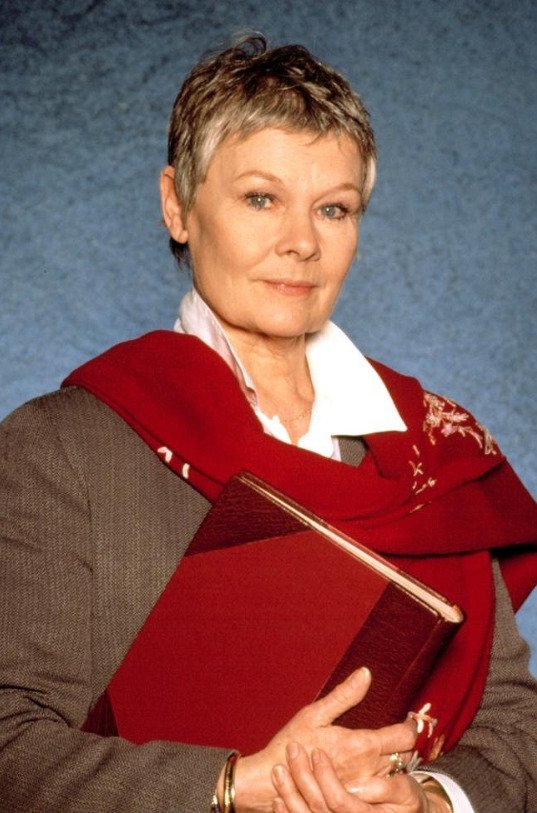 Judi Dench v bondovce Zítřek nikdy neumírá