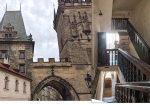 Juditina věž v Praze je historickou památkou, která existuje minimálně od 12. století.