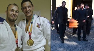 Pohřeb judisty Jurečky (†24). Šampion Krpálek nesl rakev s tělem přítele