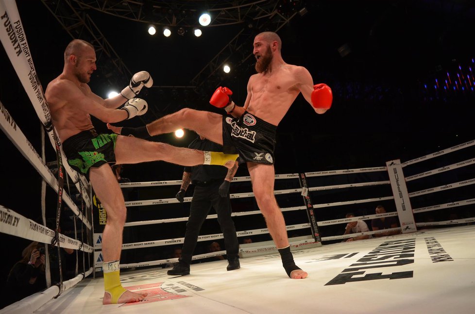 Jan „Yuri“ Juříček (vousy) z Jetsaam Gym Brno zápasí s Martinem Sawickim z Frýdlantu nad Ostravicí.