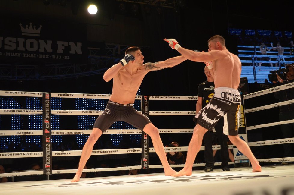 Petr „Berry“ Beránek z Jetsaam Gym Brno bojuje v ringu s Kálmánem „Kami“ Kovácsem (bílé rukavice) z Maďarska.